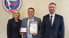 В ходе заседания областной трехсторонней комиссии по регулированию социально-трудовых отношений Александр Кознов вручил партнерам заслуженные награды