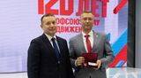 Председатель Сахалинского областного союза организаций профсоюзов Александр Кознов удостоен высокой награды федерального уровня - медали за взаимодействие с ОАО "РЖД"