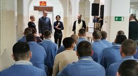 Представители профсоюзного движения Сахалинской области сегодня посетили Военный госпиталь и поздравили участников СВО, проходящих здесь лечение и реабилитацию, с новогодними праздниками