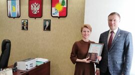 Глава администрации Томаринского муниципального округа Ольга Манжара награждена нагрудным знаком Федерации Независимых Профсоюзов России &laquo;За содружество&raquo;