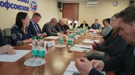 Снижение уровня бедности и содействие занятости населения: какие ключевые моменты реализации важнейших программ обсудили члены областной трехсторонней комиссии по регулированию социально-трудовых отношений?