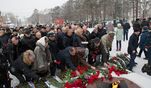 Члены сахалинских профсоюзов в День защитника Отечества возложили цветы к Вечному огню